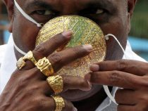Индиялык эркек баасы 4 миң долларлык алтын беткап тагынып жүрөт