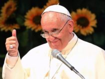 Бразилиялык моделдин сүрөтүнө лайк баскан Рим папасы талкууга алынды