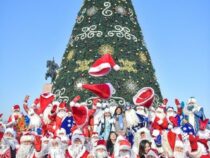 Бишкекте 120 Аяз атанын катышуусунда Жаңы жылдык флешмоб өттү