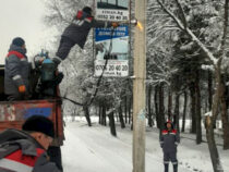 Бишкекте Чүй проспектинин Шопоков көчөсү менен кесилишиндеги тосмо алынып баштады