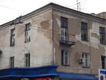 Бишкектин Киев көчөсүндө жайгашкан үрөйдү учурган 3 кабаттуу  имараттын сырты оңдолот