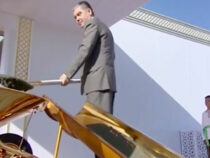 Түркмөнстандын президенти алтын күрөк менен урпактарга алтын билдирүү калтырды
