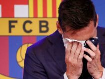 Лионель Месси «Барселона» клубу менен коштошуп жаткандагы көз жашын сүрткөн бет аарчы аукционго коюлду