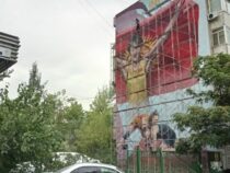 Бишкектеги көп кабаттуу үйдүн дубалына Айсулуу Тыныбекованын сүрөтү тартылууда