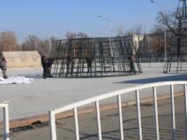 Бишкектин башкы аянтында жаңы жылдын символдору орнотулуп баштады