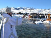 Кыргызстандагы христиандардын сууга чөмүлүү боюнча крещение деп аталган диний жөрөлгөсү токтотулду