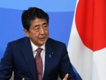 Япониянын мурдагы премьер-министри кол салуудан улам каза болду