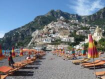 Италиянын курорттук шаарындагы пляждын сыртында жарым жылаңач жүрүүгө тыюу салынды
