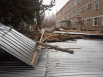 Аламүдүн районуна караштуу Мраморный айылында катуу шамал 17 үйдүн чатырын учуруп кетти