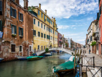 Венецияда бир күнгө келген туристтерден эми акы алынат