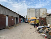 Бишкекте “Учкун” кичи районундагы гараждарды бузуу иштери башталды