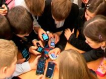 Нидерландыда окуучуларга мектепке уюлдук телефон алып келүүгө тыюу салынат