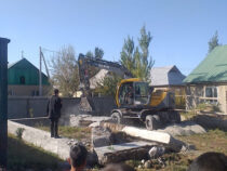 Бишкекте мыйзамсыз курулуштарды бузуу иштери уланууда