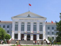 Кыргызстандын жогорку окуу жайларында эми QR-коддун жардамы менен накталай эмес дагы төлөсө болот