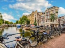Амстердамда суу астында велосипед гаражы курулду