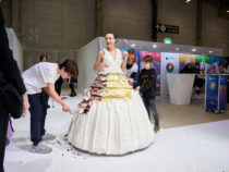 Швейцарияда дүйнөдөгү эң чоң көйнөк формасындагы торт жасалды