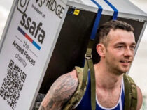 Британиялык Сэм Хаммонд Лондон марафонун 26 килограммдык муздаткычты көтөрүп алып чуркап өттү