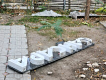 Бишкекте эски көрнөк-жарнактарды демонтаждоо иштери уланууда
