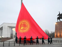 Кыргызстандын желеги дүйнөдөгү эң бийик үч улуу тоодо көтөрүлдү
