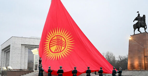 Кыргызстандын желеги дүйнөдөгү эң бийик үч улуу тоодо көтөрүлдү