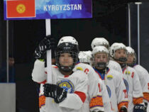 Бишкекте кыз-келиндер арасында хоккей боюнча эл аралык мелдеш өтүүдө