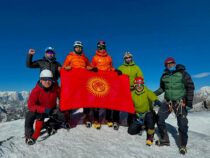 Кыргызстандык альпинисттер Гималайдагы Лобуче чокусуна чыгышты