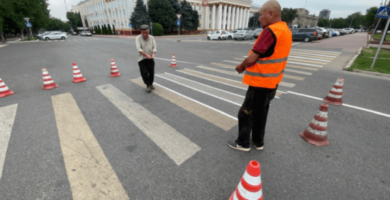 Бишкекте жол белгилерин жаңылоо иштери жүрүүдө