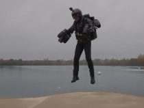 Британец создал костюм, в котором можно летать