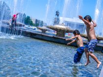 Купание в фонтанах в жаркую погоду может привести к различным заболеваниям