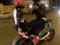 Байкер сделал предложение девушке на мчащемся мотоцикле