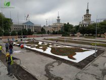 Ширдак из цветов выложили сотрудники Бишкекзеленхоза возле столичной филармонии