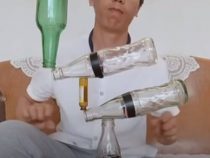 Талантливый мужчина демонстрирует потрясающие трюки с бутылками