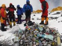Непальские альпинисты собрали на Эвересте более 10-ти тонн мусора