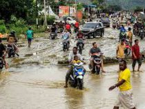 В Индонезии десятки тысяч людей эвакуированы из-за наводнений и оползней