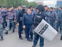 Более 300 полицейских пострадали во время акций протеста в Казахстане