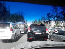 В Бишкеке на улице Тоголок Молдо затруднено движение транспорта