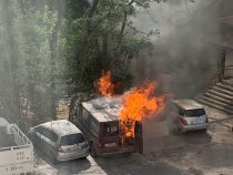 В Бишкеке рядом с АЗС загорелся микроавтобус