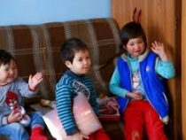 В райадминистрациях Бишкека работает горячая линия по делам детей