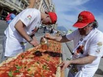 В итальянской Болонье приготовили огромную пиццу длиной полкилометра