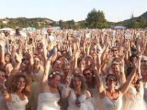 Более тысячи женщин, одетых в свадебные платья, установили мировой рекорд