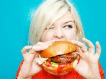 В США женщина съела 32 бургера за 10 минут