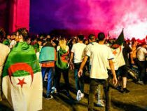 Алжирские футбольные фанаты громят центр Парижа