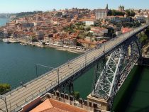 Обнаженная девушка прыгнула с 45-метрового моста в Португалии