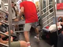 Чудаки решили сыграть в пинг-понг в вагоне метро
