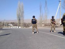 На кыргызско-таджикской границе продолжается противостояние
