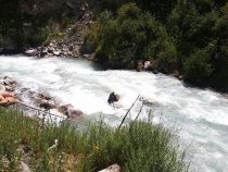 Военнослужащего, упавшего в реку у кыргызско-узбекской границы, еще не нашли