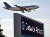 Очевидец снял эффектные кадры из лондонского аэропорта Гэтвик