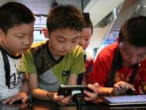 В Китае постоянно игравший в смартфоне мальчик заработал косоглазие