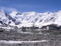 Пропавших на пике Победы казахстанских альпинистов до сих пор не нашли