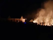 На территории особняка Атамбаева начался пожар. Горят авто и дом охраны